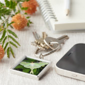 Luna-mot op Carnaby Clematis Sleutelhanger (Zijkant)