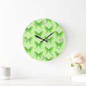 Luna moth op een bleke groene achtergrond grote klok (Huis)