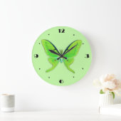 Luna moth op een bleke groene achtergrond grote klok (Huis)