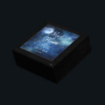 Lunar Sky Moon Maid of Honor Quote gepersonaliseer Cadeaudoosje<br><div class="desc">Lunar Sky Full Moon Celestial Galaxy Waterverf Design, met Night Shining Stars, en Glowing Moon Design op een luxe Navy Blue, Bord Blue, en hints van paarse waterverf textuur. Met moderne typografische scriptlettertypen. Een trendy magisch ontwerp - gepersonaliseerde Maid of Honor Heartfelt Quote Keepsake gepersonaliseerde houten sieraden geschenkdoos! ~ Controleer...</div>