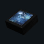 Lunar Sky Moon Moeder van de bruidegom gepersonali Cadeaudoosje<br><div class="desc">Lunar Sky Full Moon Celestial Galaxy Waterverf Design, met Night Shining Stars, en Glowing Moon Design op een luxe Navy Blue, Bord Blue, en hints van paarse waterverf textuur. Met moderne typografische scriptlettertypen. Een trendy magisch ontwerp - gepersonaliseerde Moeder van de bruidegom Hartelijk Quote Keepsake gepersonaliseerde houten sieraden geschenkdoos! ~...</div>