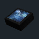 Lunar Sky Volle Maan Bruidsmeisje Quote gepersonal Cadeaudoosje<br><div class="desc">Lunar Sky Full Moon Celestial Galaxy Waterverf Design, met Night Shining Stars, en Glowing Moon Design op een luxe Navy Blue, Bord Blue, en hints van paarse waterverf textuur. Met moderne typografische scriptlettertypen. Een trendy magisch ontwerp - Gepersonaliseerde bruidsmeisje Heartfelt Quote Keepsake gepersonaliseerde houten sieraden geschenkdoos! ~ Controleer mijn winkel...</div>