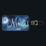 Lunar Sky Volle Maan Custom Huwelijksreis Mr Bagagelabel<br><div class="desc">Lunar Sky Full Moon Celestial Galaxy Waterverf Design, met Night Shining Stars, en Glowing Moon Design op een luxe Navy Blue, Bord Blue, en hints van paarse waterverf textuur. Met moderne typografische scriptlettertypen. Een trendy stijlontwerp - Gepersonaliseerde bruidegom Mr Honeymoon Bagagelabels! ~ Controleer mijn winkel om de volledige bruidssuite voor...</div>