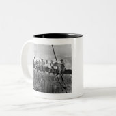 Lunch atop a Skyscraper Tweekleurige Koffiemok (Voorkant links)