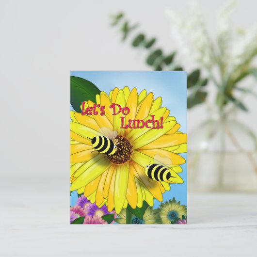 Lunchdatum bijen op Yellow Flower Briefkaart (Staand voorkant)