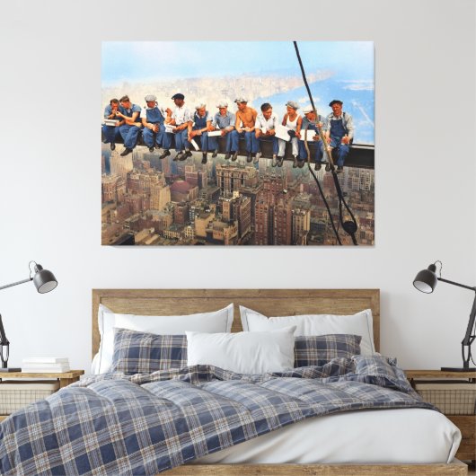 Lunchtijd boven een wolkenkrabber geremasterd 1932 canvas afdruk (Insitu (Slaapkamer))