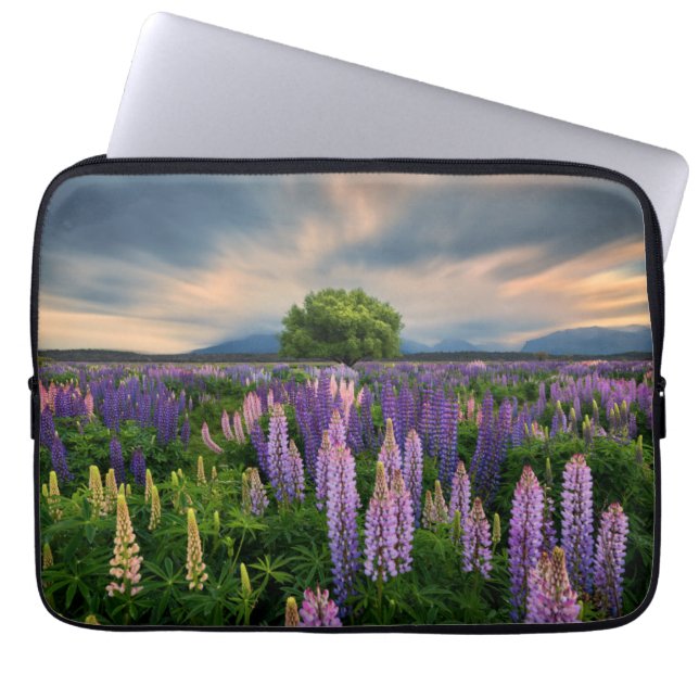 Lupin Field in Nieuw-Zeeland Laptop Sleeve (Voorkant)