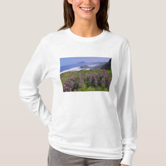 Lupine bloemen en rugge kustlijn langs t-shirt (Voorkant)