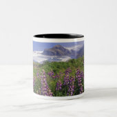 Lupine bloemen en rugge kustlijn langs tweekleurige koffiemok (Center)