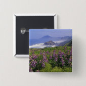 Lupine bloemen en rugge kustlijn langs vierkante button 5,1 cm (Voorkant /achterkant)