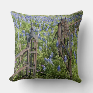Lupine en flox rondom hek van begraafplaats kussen