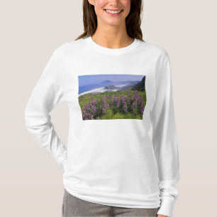 Lupinebloemen en ruige kustlijn langs t-shirt