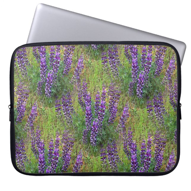 Lupines Galore... Laptop Sleeve (Voorkant)