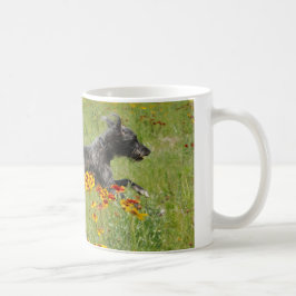 Lurcher die door een gloeiend gebied loopt - Mok