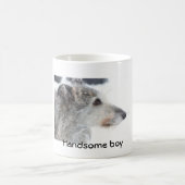 Lurcher-hond in sneeuw, knul koffiemok (Center)