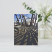 Lurchers die over een brug lopen - Briefkaart (Staand voorkant)