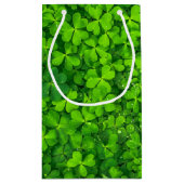 Lush Green Clovers met Water Drops Birthday Klein Cadeauzakje (Achterkant)