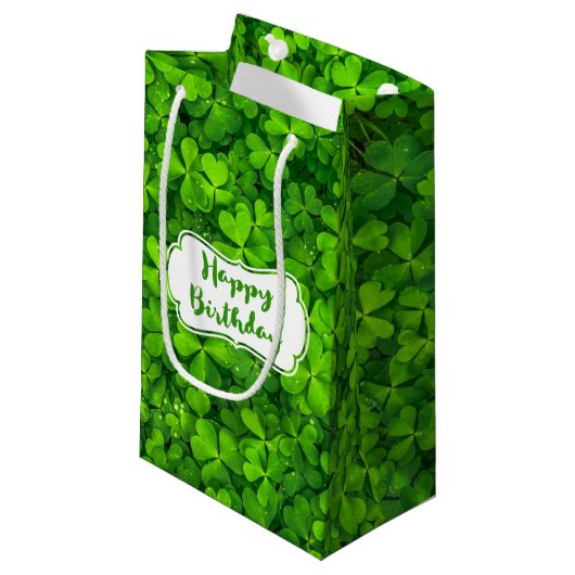 Lush Green Clovers met Water Drops Birthday Klein Cadeauzakje (Voorkant Gekanteld)