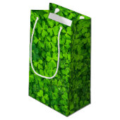 Lush Green Clovers met Water Drops Birthday Klein Cadeauzakje (Achterkant Gekanteld)