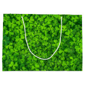Lush Green Clovers met Water Drops Birthday Large Cadeautasje (Achterkant)