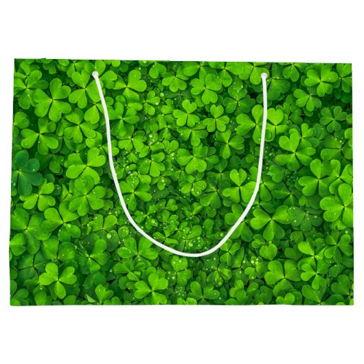 Lush Green Clovers met Water Drops Birthday Large Cadeautasje (Achterkant)