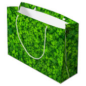 Lush Green Clovers met Water Drops Birthday Large Cadeautasje (Achterkant Gekanteld)