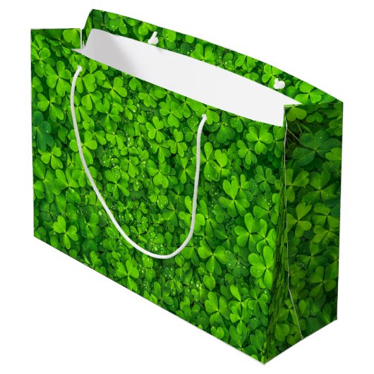 Lush Green Clovers met Water Drops Birthday Large Cadeautasje (Achterkant Gekanteld)