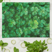 Lush Green Clovers met waterdruppels Theedoek (Gevouwen)