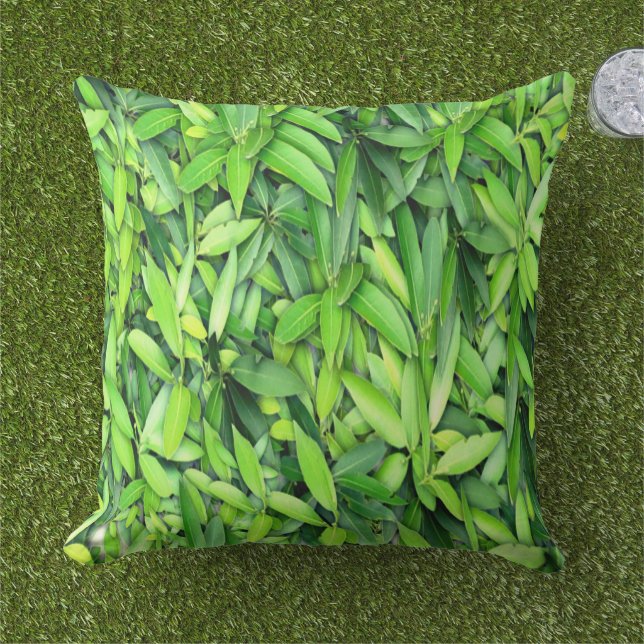 Lush Green Leaves Pattern – Natuur Botanisch Buitenkussen (Gras)