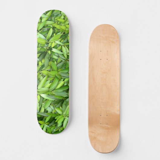 Lush Green Leaves Pattern – Natuur Botanisch Persoonlijk Skateboard (Voorkant)