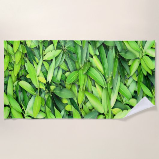 Lush Green Leaves Pattern – Natuur Botanisch Strandlaken (Voorkant)