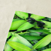 Lush Green Leaves Pattern – Natuur Botanisch Strandlaken (In situ)