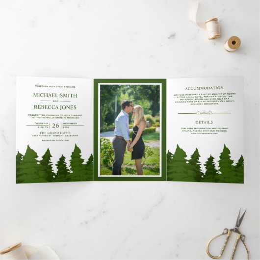 Lush Greenery Pine Trees Foto Forest Wedding Drieluik Uitnodiging (Binnen)