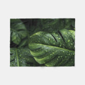 Lush Monstera Leaves with Morning Dew Drops Fleece Deken (Voorkant (Horizontaal))