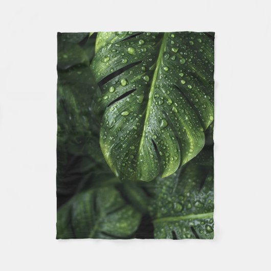 Lush Monstera Leaves with Morning Dew Drops Fleece Deken (Voorkant)