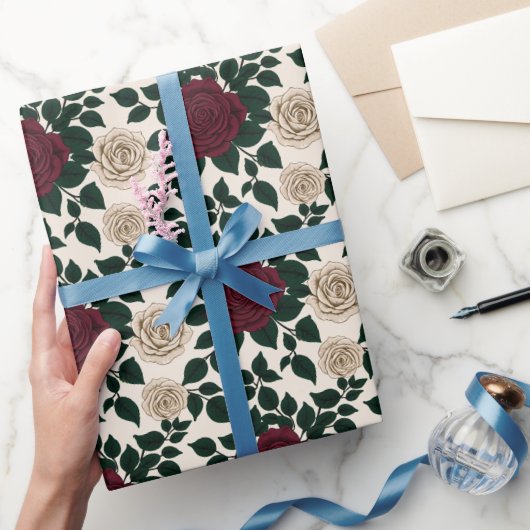 Lush Red And Burgundy Roses With Dark Green Leaves Cadeaupapier (Geschenken)