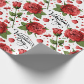 Lush Red Roses with Scattered Heart Petals Pattern Cadeaupapier (Hoek)