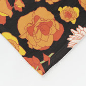 Lush Spring Bloemen en Vogels op donkere achtergro Fleece Deken (Hoek)