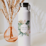 Lush Tropics Bridesmaid Water Fles<br><div class="desc">Het Collectie Lush Tropics, een prachtig en modern collectie met handbeschilderde tropische groen, inclusief waterverf monstera en palmbladeren. Het kleurenpalet is absoluut verbluffend, met zachte groenen, een delicate brij en elegant goud dat een perfecte tropische zomersnavel creëer. Elk element wordt delicaat geschilderd met waterverven, die een prachtig natuurlijk gevoel aan...</div>