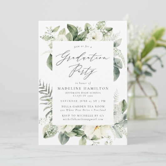 Lush White Flowers en Greenery Graduation Party Kaart (Staand voorkant)