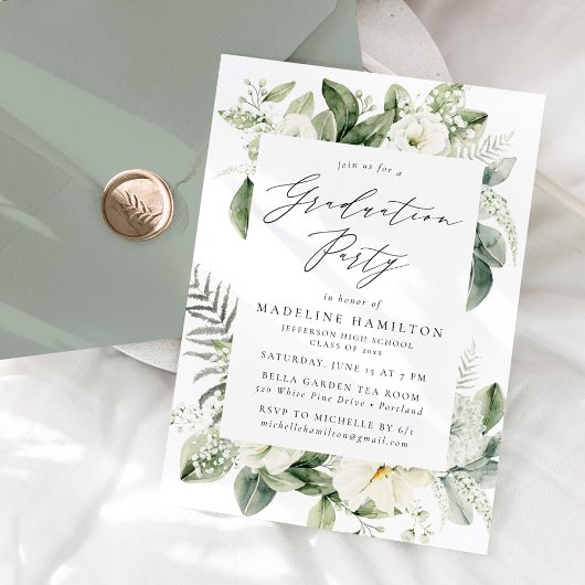 Lush White Flowers en Greenery Graduation Party Kaart