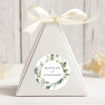 Lush White Flowers en Greenery Wedding Ronde Sticker<br><div class="desc">Sluit uw bruiloft uitnodiging enveloppen of gunsten met onze elegante bloemenbruiloft stickers met uw namen omgeven door geschilderde witte gardenia bloemen,  takjes van baby's adem,  dahlia's,  salie groene varen bladeren,  en levendige groene bladeren. Ontworpen om te coördineren met onze weelderige witte bloemen en groen collectie.</div>