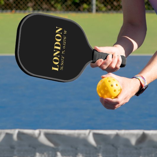 Lux Gold London Latitude & Lengtegraad Pickleball Paddle (Insitu)