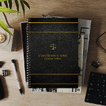 Luxe advocaat voor goud en zwart leder planner<br><div class="desc">Upscale elegante jurist custom 2025 planner met een gouden dubbele strepen horizontaal lijst en een schaal van gerechtigheid over een zwarte faux lederen (BEDRUKT) achtergrond.                Eenvoudig te personaliseren op voor-,  rug- en achterzijde!              Geschikt voor juridische dienstverleners,  jurist kantoor,  advocaat,  juridisch adviseur,  rechter en andere juridische professionals.</div>