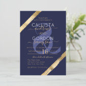 Luxe Artsy Navy Blue Gold Brushstrokes Wedding Kaart (Staand voorkant)