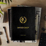 Luxe barber-winkel zwart leder ziet er goudbruin u planner<br><div class="desc">Barber shop planner met faux gouden schaar en laurierkrans logo en barber script op een effen zwarte elegante lederen look achtergrond.               Perfect als afsprakenboek</div>