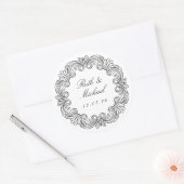 Luxe Barokke Scroll Trouwnaam & Datum Ronde Sticker (Envelop)