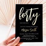 Luxe Black Gold Foil Elegant 40e verjaardag Folie Uitnodiging<br><div class="desc">Luxe Black Gold Foil Elegant 40th Birthday Folie Uitnodiging Deze elegante 40ste verjaardagsuitnodigingen zijn voorzien van een solide zwarte achtergrond, voorzien van uw verjaardagsgegevens in een prachtige luxe goudfolie. Gebruik de ontwerphulpmiddelen om de tekst uit te geven, de kleur en de stijl van het veranderingsdoopvonttype te veranderen aan creëer het...</div>
