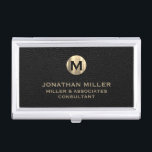 Luxe Black Leather Gold Monogram Visitekaarthouder<br><div class="desc">Verhoog uw professionele uitstraling met dit stijlvolle en praktische visitekaartje hoesje. Met een geborsteld monogram met jouw naam bedrijf en titel in klassieke bloktypografie, is dit hoesje een geweldige manier om je visitekaartjes georganiseerd en beschermd te houden. De zwarte lederen achtergrond voegt een beetje verfijning toe, terwijl de gouden initiaal...</div>