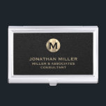 Luxe Black Leather Gold Monogram Visitekaarthouder<br><div class="desc">Verhoog uw professionele uitstraling met dit stijlvolle en praktische visitekaartje hoesje. Met een geborsteld monogram met jouw naam bedrijf en titel in klassieke bloktypografie, is dit hoesje een geweldige manier om je visitekaartjes georganiseerd en beschermd te houden. De zwarte lederen achtergrond voegt een beetje verfijning toe, terwijl de gouden initiaal...</div>